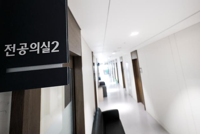 이달 4일 서울 한 대학병원 전공의실 앞 복도가 텅 비어 있다. 뉴시스
