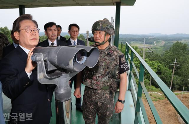 이재명 대통령이 13일 경기 연천군 25사단 비룡전망대를 방문해 망원경으로 북한 지역을 보고 있다. 왕태석 선임기자