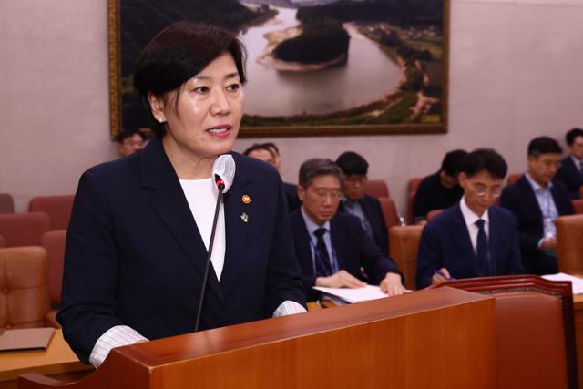 송미령 농림축산식품부 장관이 25일 국회에서 열린 농림축산식품해양수산위원회 전체회의에서 추경안에 대해 보고하고 있다. 뉴스1