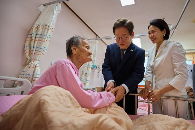 이재명 대통령과 부인 김혜경 여사가 26일 전남 고흥군 국립소록도병원을 방문해 한센인 환자를 위로하고 있다. 대통령실 제공