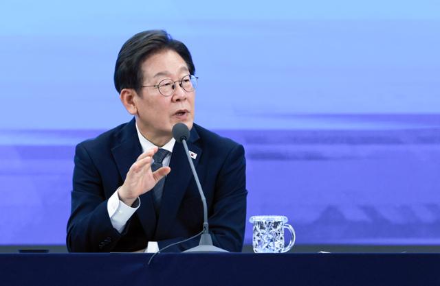 이재명 대통령이 25일 광주 국립아시아문화전당에서 열린 광주시민, 전남도민 타운홀미팅에서 발언하고 있다. 뉴시스