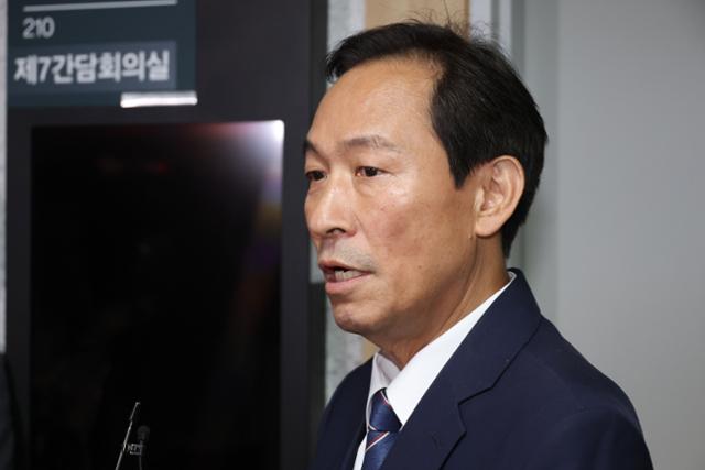 우상호 대통령실 정무수석이 24일 송미령 농림축산식품부장관 유임과 관련해 더불어민주당 농림축산식품해양수산위원회 위원들과 면담하기 위해 서울 여의도 국회 의원회관을 방문하며 취재진의 질문에 답하고 있다. 뉴스1