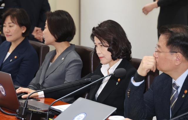 이진숙(오른쪽 두번째) 방송통신위원장이 10일 서울 용산 대통령실에서 열린 국무회의에 참석해 있다. 뉴시스