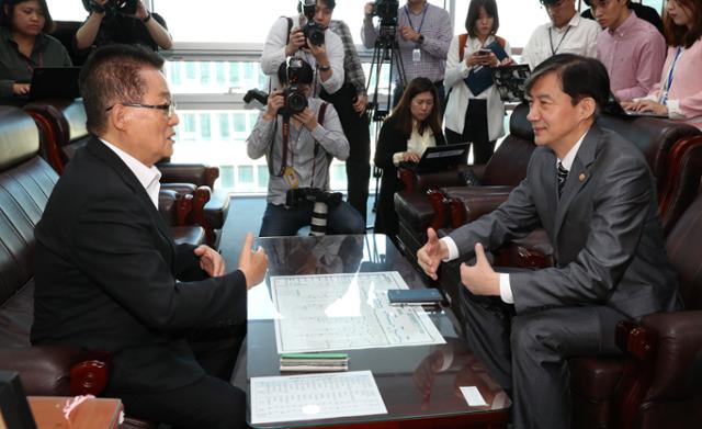 2019년 9월 조국(앞줄 오른쪽) 당시 법무부 장관이 서울 여의도 국회 의원회관에서 박지원(왼쪽) 당시 대안정치연대 의원을 만나 인사하고 있다. 박 의원은 2022년 12월 더불어민주당으로 복당했다. 뉴스1