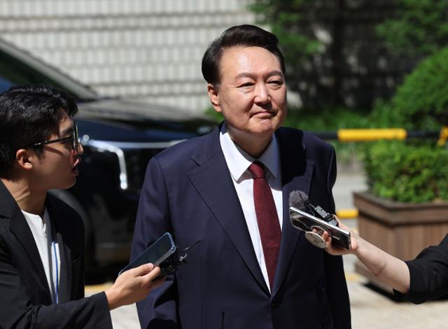 윤석열 전 대통령이 23일 서울 서초구 서울중앙지법에서 열린 내란 우두머리 및 직권남용 권리행사방해 혐의 사건 8차 공판에 출석하고 있다. 뉴시스