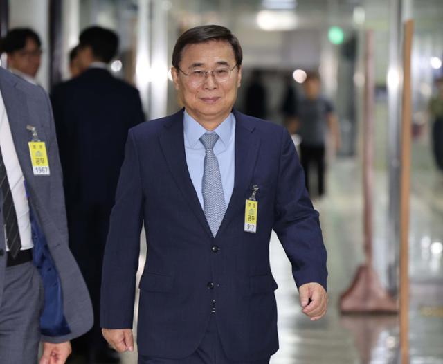 이종석 국가정보원장이 26일 서울 여의도 국회에서 열린 정보위원회 전체회의에 출석하고 있다. 연합뉴스