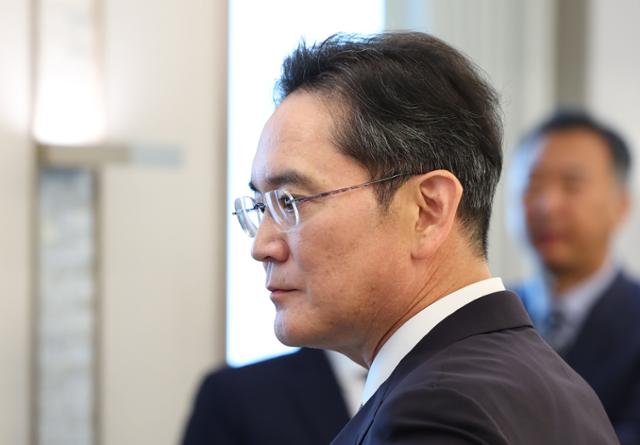 이재용 삼성전자 회장이 13일 서울 용산 대통령실에서 이재명 대통령 주재로 열린 경제단체·기업인 간담회에 참석하고 있다. 연합뉴스