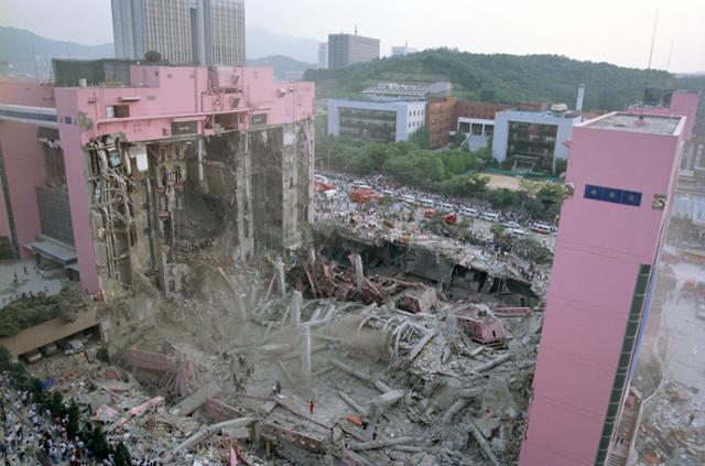 1995년 6월 29일 삼풍백화점이 무너져 502명이 죽고 937명이 다쳤다. 한국일보 자료사진