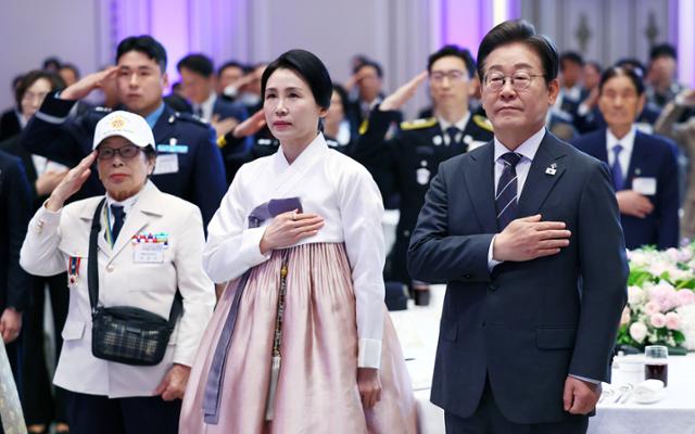이재명 대통령과 김혜경 여사가 27일 청와대 영빈관에서 열린 '호국보훈의 달, 대통령의 초대'에서 국민의례를 하고 있다. 왕태석 선임기자