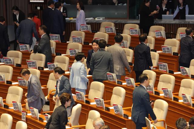 27일 국회 본회의장에서 우원식 국회의장이 입장하자 국민의힘 의원들이 법사위원장을 선출하기로 한 의사일정 강행에 대해 반발하며 퇴장하고 있다. 연합뉴스