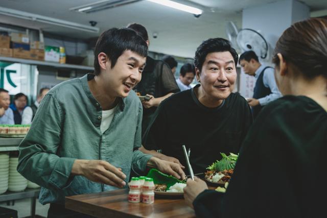 봉준호 감독의 영화 '기생충'이 뉴욕타임스(NYT)가 선정한 '21세기 최고의 영화' 1위에 올랐다. CJ ENM 제공