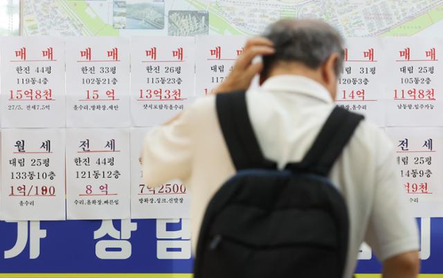 26일 서울 성동구의 한 부동산중개소에 아파트 매물 광고가 게시돼 있다. 이날 한국부동산원이 발표한 전국 주간 아파트가격 동향에 따르면 6월 넷째 주 서울 집값이 1주 전보다 0.43% 오르며 다시 6년 9개월 만에