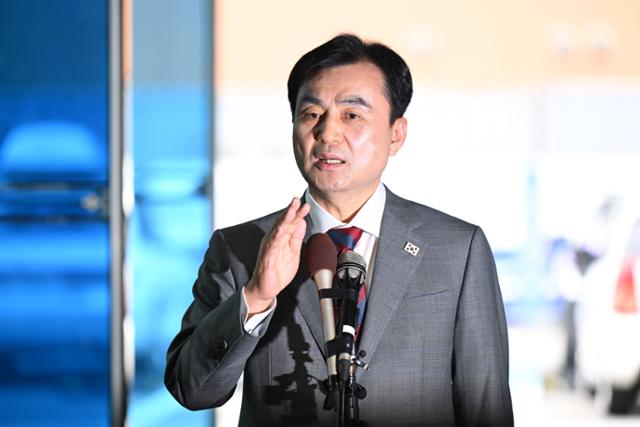 안규백 국방부 장관 후보자가 27일 서울 용산구 육군회관에 마련된 인사청문회 준비 집무실로 출근하며 취재진 질의에 답하고 있다. 박시몬 기자