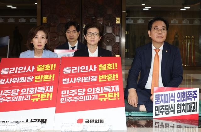 송언석(오른쪽) 국민의힘 원내대표가 27일 국회 로텐더홀에서 김민석 국무총리 후보자의 지명 철회, 법제사법위원장 반환을 촉구하며 농성을 하고 있는 나경원 의원을 만나 격려하고 있다. 연합뉴스