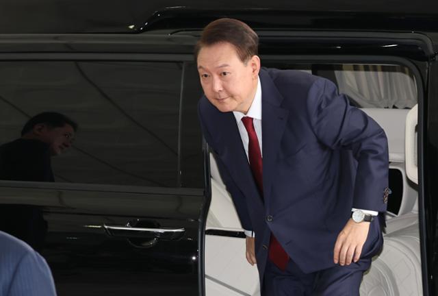 윤석열 전 대통령이 28일 오전 서울 서초구 서울고검 앞에서 차량에서 내려 조은석 특별검사팀 조사를 받기 위해 조사실로 이동하고 있다. 뉴스1