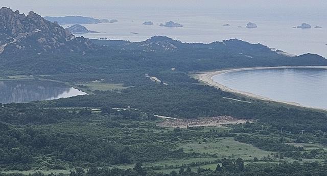 지난해 10월 북한군이 동해선 자동차도로를 폭파한 뒤 흙으로 언덕을 쌓아놓은 모습. 고성=김형준 기자