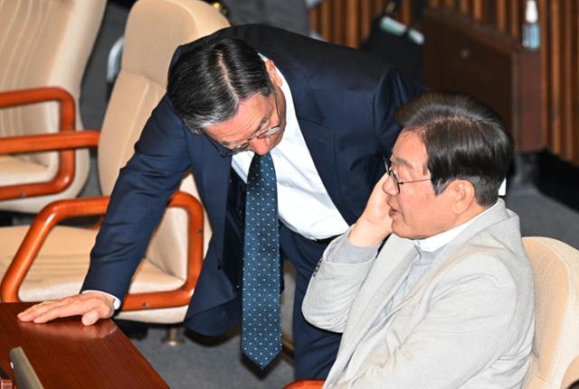 이재명 대통령이 지난 4월 14일 더불어민주당 대선 경선이 한창이던 당시 국회 본회의장에서 정성호 민주당 의원과 대화하고 있다. 고영권 기자