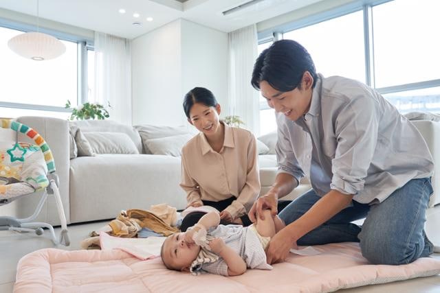 육아휴직 <b>공무원</b> 중 '아빠' 비율 처음으로 절반 됐다