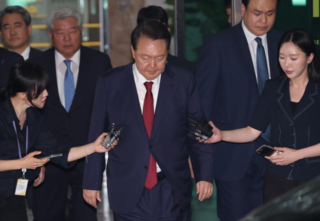 윤석열 전 대통령이 29일 새벽 내란 특검 조사를 마치고 서울 서초구 서울고검 청사를 나서고 있다. 연합뉴스