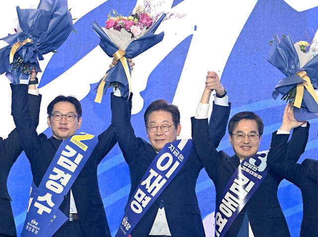 이재명 대통령이 4월 27일 경기 고양시 킨텍스에서 열린 더불어민주당 제21대 대통령선거 후보자 선출을 위한 수도권·강원·제주 합동연설회에서 열린 김경수(왼쪽) 전 경남지사, 김동연 경기지사와 함께 기념촬영을 하고 