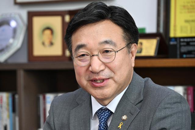 윤호중 더불어민주당 의원이 올해 4월 한국일보와 인터뷰를 하고 있다. 당시 윤 의원은 이재명 대선 후보 경선 캠프의 선거대책위원장이었다. 한국일보 자료사진
