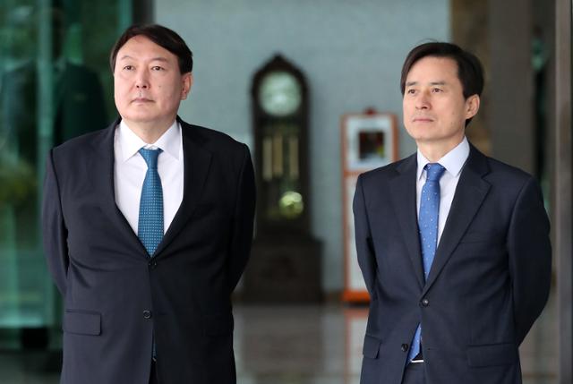 2017년 10월 23일 서울 서초구 서울고검에서 열린 국회 법제사법위원회 국정감사를 앞두고 위원들을 기다리는 윤석열(왼쪽) 전 대통령(당시 서울중앙지검장)과 조은석 특별검사(당시 서울고검장)의 모습. 뉴스1
