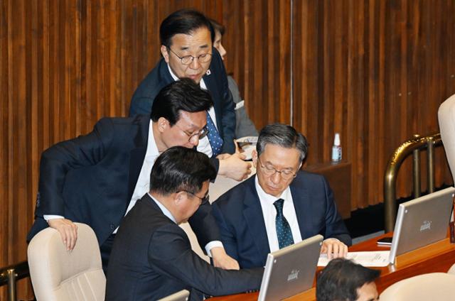 김민석(왼쪽 위부터 시계방향으로) 국무총리 후보자, 김윤덕 더불어민주당 사무총장, 정성호 법무부 장관 후보자, 윤호중 행정안전부 장관 후보자가 4월 14일 국회 본회의장에서 대화하고 있다. 고영권 기자