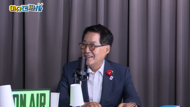 24알 박지원 더불어민주당 의원이 한국일보 유튜브 '이슈전파사'에 출연해 진행자 질문에 답하고 있다. 한국일보 유튜브 캡처