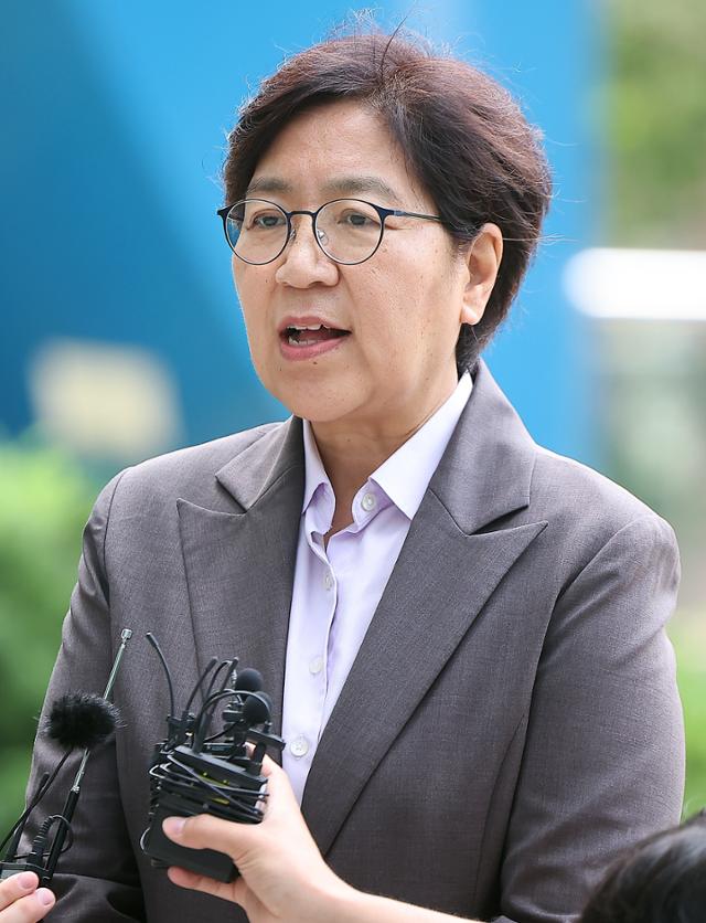 정은경 보건복지부 장관 후보자가 30일 오전 서울 중구 T타워에 마련된 인사청문회 준비 사무실로 출근하며 취재진의 질문에 답변하고 있다. 뉴스1