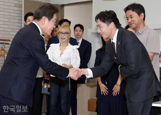 이재명 대통령이 30일 대통령실 파인그라스에서 열린 문화예술계 수상자 간담회 '문화강국의 꿈, 세계로 나아가는 대한민국' 행사에서 토니상 6관왕을 석권한 뮤지컬 의 박천휴 작가와 인사를 하고 있다. 왕태석 선임기자