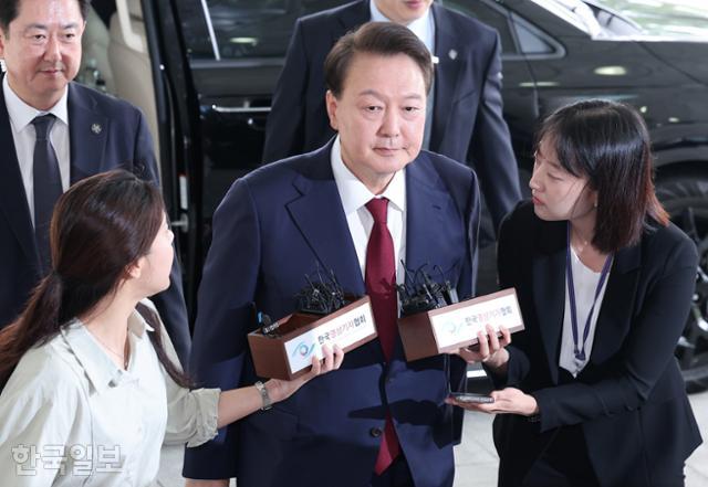 윤석열 전 대통령이 28일 서울 서초구 서울고검 청사 내 내란 특별검사팀 사무실로 이동하고 있다. 박시몬 기자