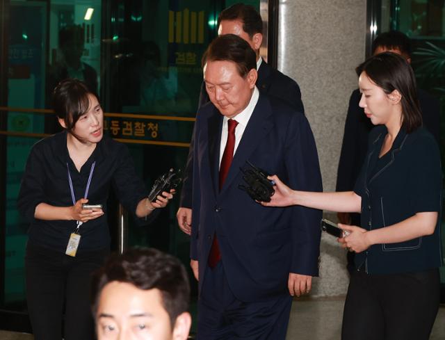 윤석열 전 대통령이 서울 서초구 서울고검 청사에 위치한 내란 특별검사팀 사무실에서 피의자 신분으로 조사를 받은 후 청사를 빠져나가고 있다. 연합뉴스