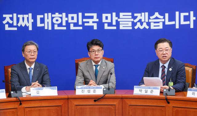 진성준(가운데) 더불어민주당 정책위의장이 30일 서울 여의도 국회에서 열린 더불어민주당-경제 6단체 상법 개정 간담회에서 다른 참석자의 모두 발언을 듣고 있다. 왼쪽부터 김창범 한국경제인협회 부회장, 진 의장, 박일