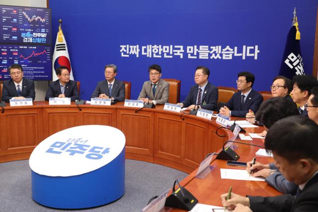 진성준(왼쪽 네 번째) 더불어민주당 정책위의장이 30일 국회에서 열린 경제6단체 상근부회장단과의 간담회에서 발언하고 있다. 왼쪽부터 오기웅 중소기업중앙회 부회장, 허영 원내정책수석부대표, 김창범 한국경제인협회 부회장
