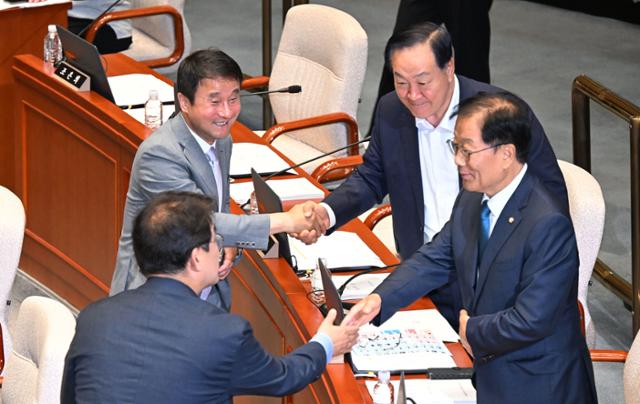 한병도(뒷줄 왼쪽) 예결위원장이 30일 국회에서 한기호 국민의힘 의원과 악수하고 있다. 고영권 기자