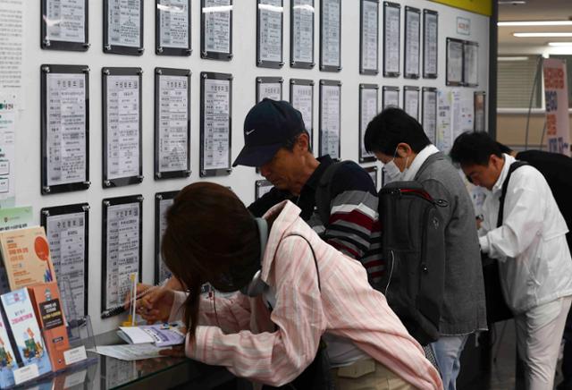 지난달 14일 서울 마포구 서부고용복지플러스센터 일자리 정보 게시판에서 구직자들이 이력서를 작성하고 있다. 뉴시스