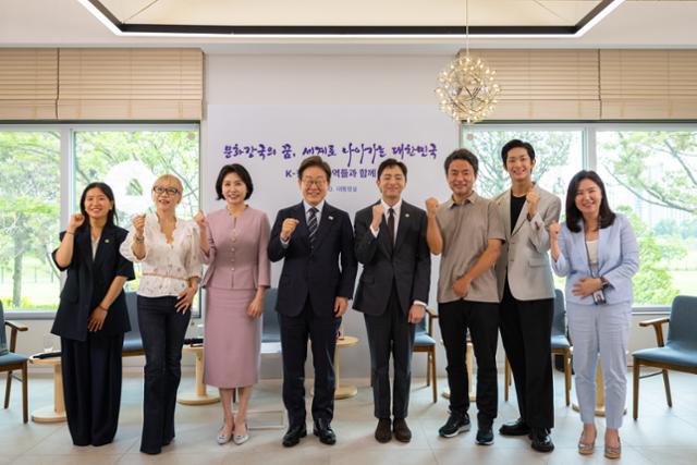 이재명 대통령과 부인 김혜경 여사가 지난달 30일 서울 용산 대통령실 파인그라스에서 열린 문화예술계 수상자 간담회를 마친 후 참석자들과 기념촬영을 하고 있다. 왼쪽부터 허가영 영화감독, 조수미 성악가, 김 여사, 이