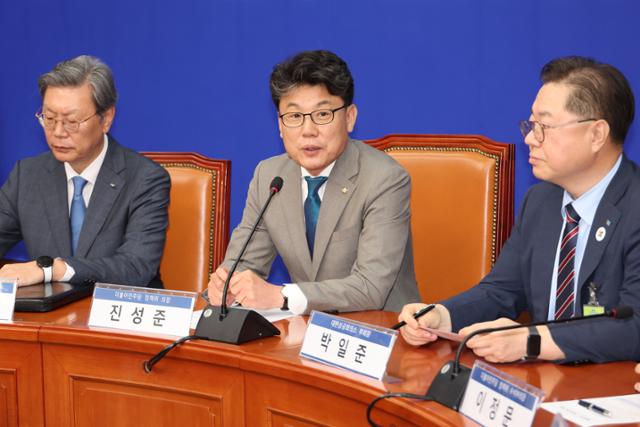 진성준 더불어민주당 정책위의장이 지난달 30일 서울 여의도 국회에서 상법 개정안 추진과 관련해 경제계 의견을 수렴하기 위해 경제6단체 부회장단과 간담회를 하고 있다. 연합뉴스