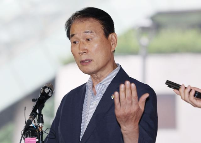 권오을 국가보훈부 장관 후보자가 25일 서울 중구 서울스퀘어에 마련된 사무실에 출근 하던 중 취재진의 질문에 답하고 있다. 뉴시스