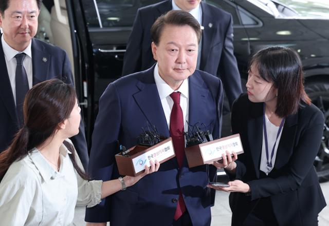윤석열 전 대통령이 지난달 28일 오전 서울 서초동 서울고검 청사에 마련된 내란특검에 피의자 신분으로 출석하고 있다. 박시몬 기자
