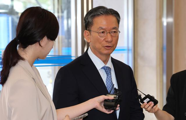 정성호 법무부 장관 후보자가 1일 서울 종로구 적선현대빌딩에 마련된 인사청문회 준비 사무실로 출근하며 취재진의 질문에 답하고 있다. 뉴스1