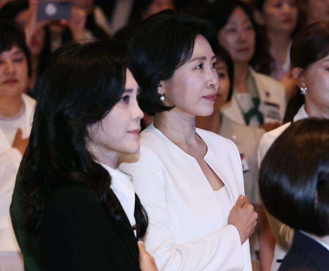 이재명 대통령의 부인 김혜경 여사와 이부진 호텔신라 사장이 1일 오후 서울 중구 신라호텔에서 열린 제4회 여성기업주간 개막식에 참석해 국기에 대한 경례를 하고 있다. 뉴스1