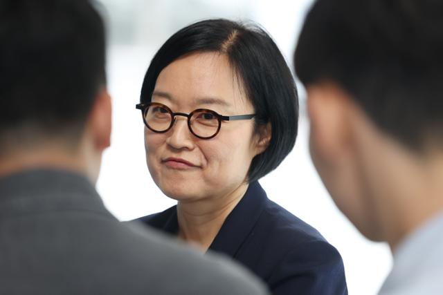 한성숙 중소벤처기업부 장관 후보자가 지난달 26일 서울 영등포구 중소기업기술정보진흥원 수도권평가실에 마련된 인사청문회 준비 사무실로 출근하며 취재진 질문에 답하고 있다. 연합뉴스