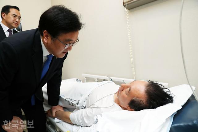 2018년 5월 10일 우원식(왼쪽) 당시 더불어민주당 원내대표가 8일째 단식농성 중 건강 악화로 서울 여의도 성모병원으로 이송된 김성태 당시 자유한국당 원내대표를 방문해 대화를 나누고 있다. 오대근 기자