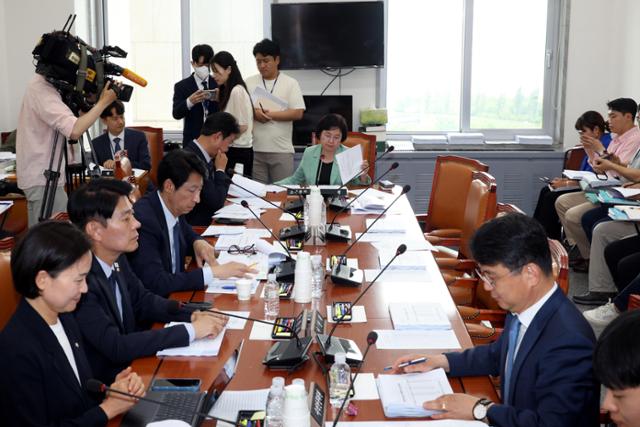 김현 국회 과방위 정보통신방송법안심사소위원장이 2일 오후 서울 여의도 국회에서 열린 과학기술정보방송통신위원회 정보통신방송법안심사소위원회에서 회의를 주재하고 있다. 이날 국민의힘 과방위 의원들은 '일방적이고 독단적인 