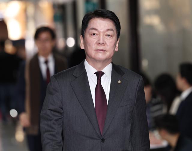 안철수 국민의힘 의원이 10일 오전 서울 여의도 국회에서 열린 중진회의에 참석하고 있다. 뉴스1