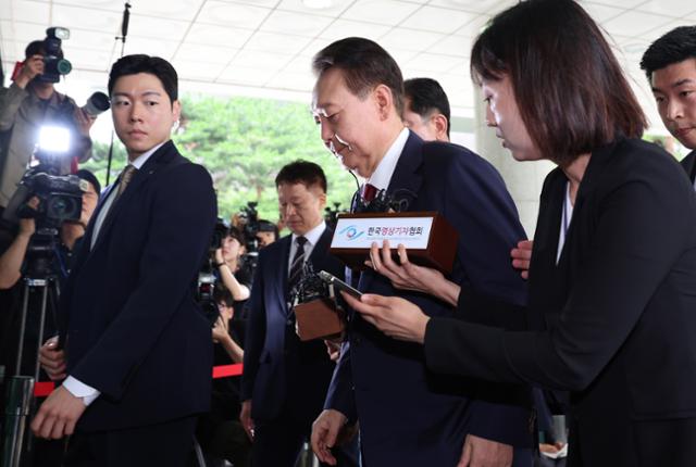 윤석열 전 대통령이 28일 서울 서초구 서울고검에 마련된 내란 특검 사무실로 출석하고 있다. 박시몬 기자