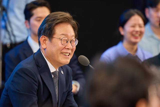 이재명 대통령이 25일 광주 국립 아시아문화전당에서 광주시민·전남도민 타운홀미팅을 하고 있다. 뉴스1