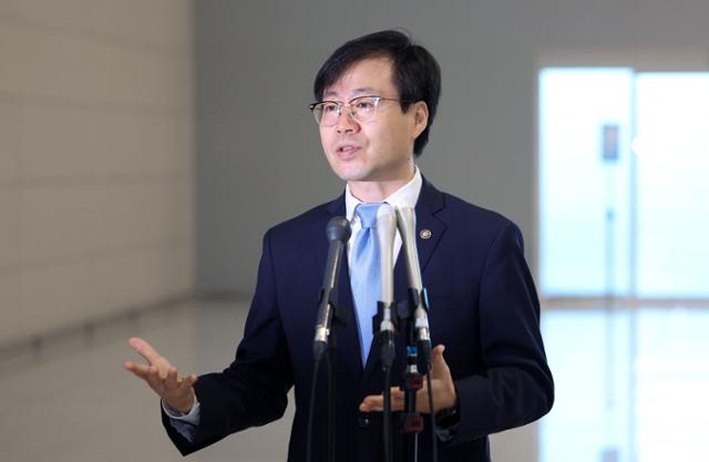 대미 통상 관련 협상 총괄을 맡고 있는 여한구 산업통상자원부 통상교섭본부장이 지난달 22일 인천국제공항을 통해 미국으로 출국하며 취재진과 만나 정부 입장을 설명하고 있다. 뉴시스