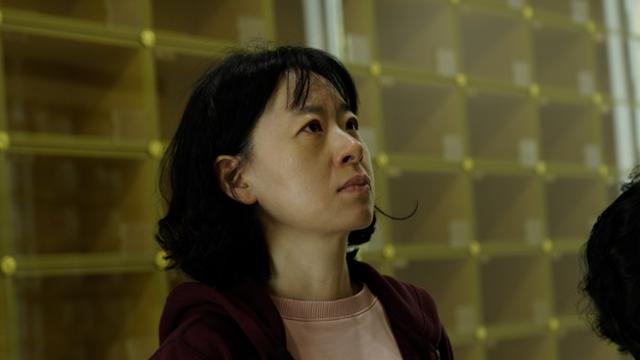 지난 4월 27일 김혜영씨가 경기 용인시에 위치한 봉안당에서 아빠의 납골함을 바라보고 있다. 박고은·이수연·박채원 PD